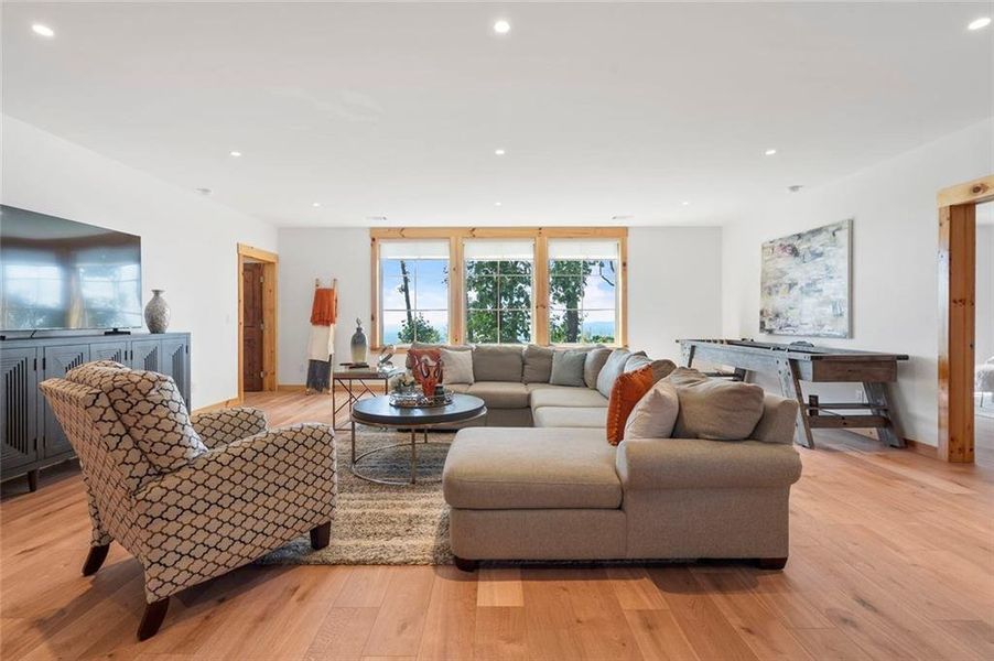 Furnished interior view inside a new home in , Jasper (Image 40).