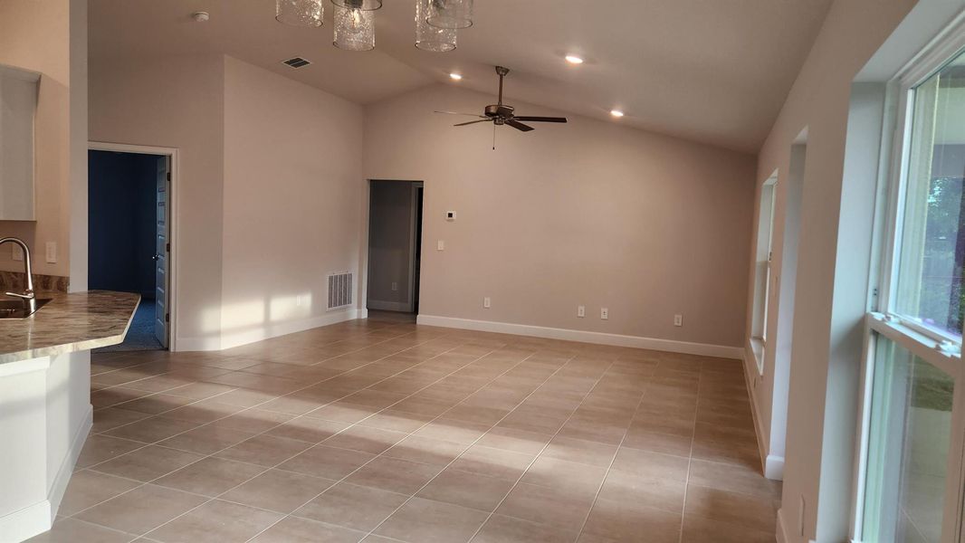 Spacious, unfurnished interior of a new home in Gatlin, Port St. Lucie (Image 11).