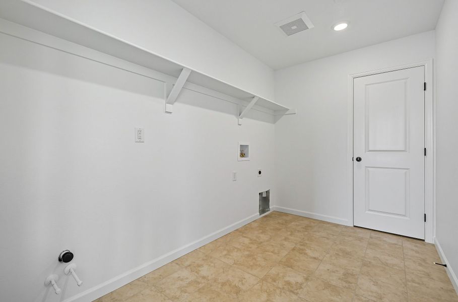 Spacious, unfurnished interior of a new home in Macanta, Castle Rock (Image 32).