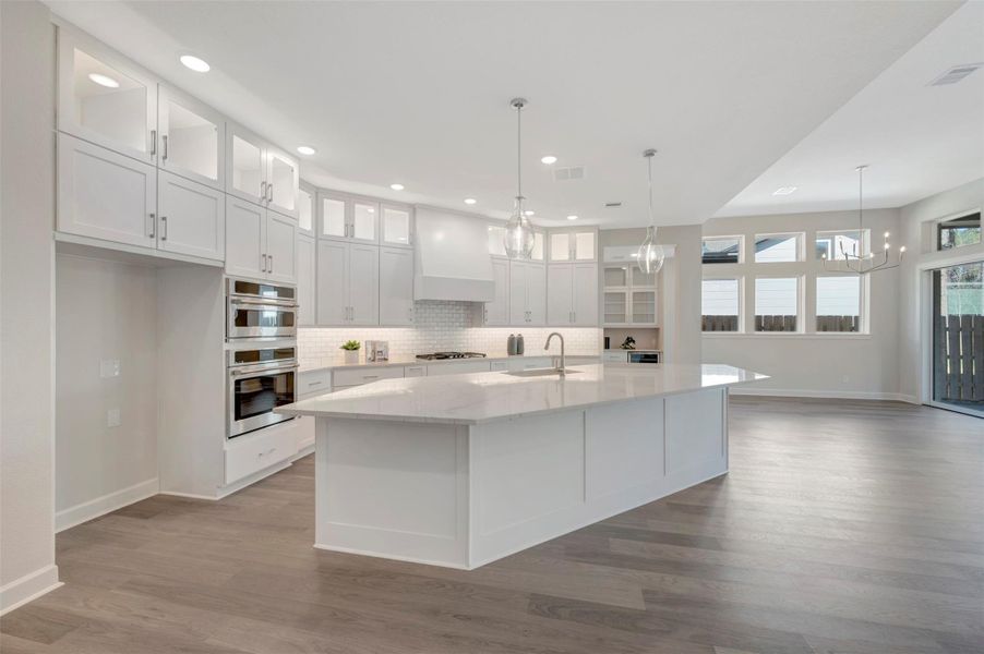 This showstopper Kitchen will definitely impress friends & familiy!  And you will love cooking in it!