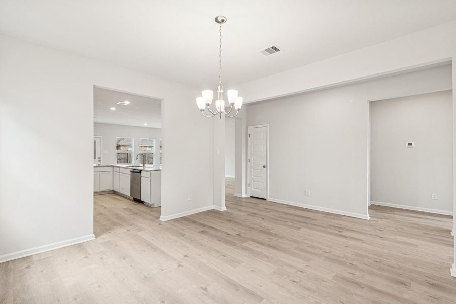 Spacious, unfurnished interior of a new home in Sierra Vista, Rosharon (Image 15).