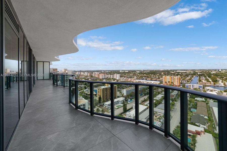 Condo located in Pompano Beach, FL showcasing its design and architecture (Image 3).