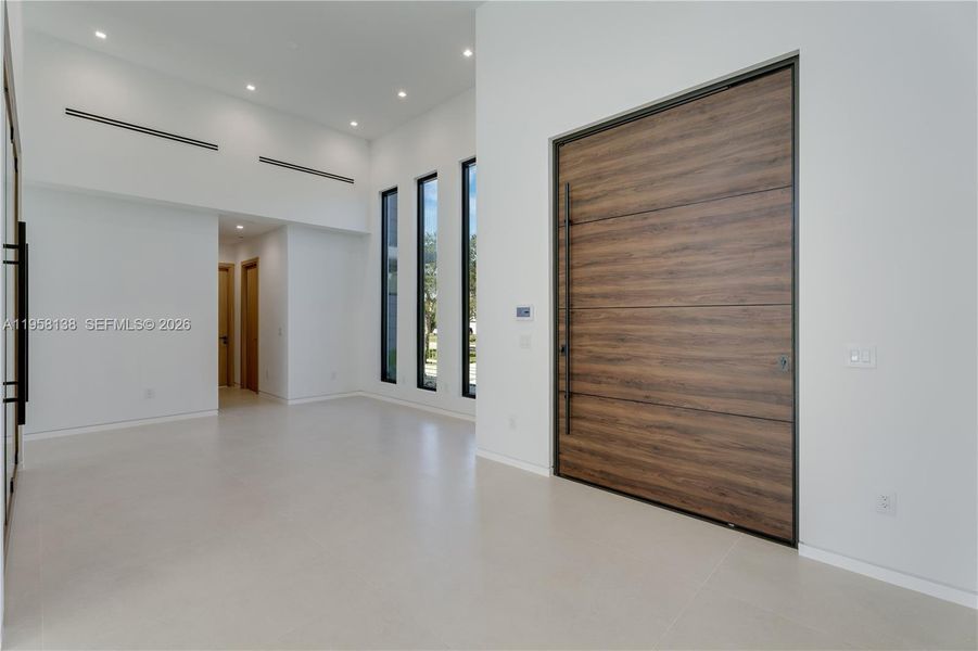 Spacious, unfurnished interior of a new home in , Miami (Image 59).