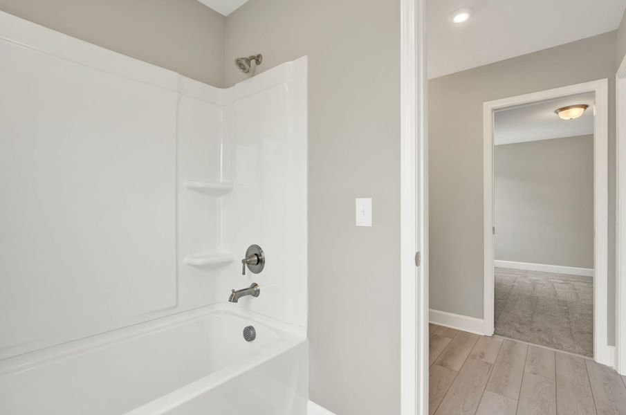 Aspen Plan Jack and Jill Bathroom - Full Tub and Shower