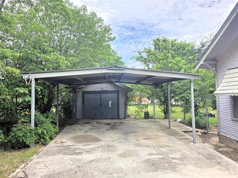 Exterior details and patio area of a home in , Brownwood (Image 3).
