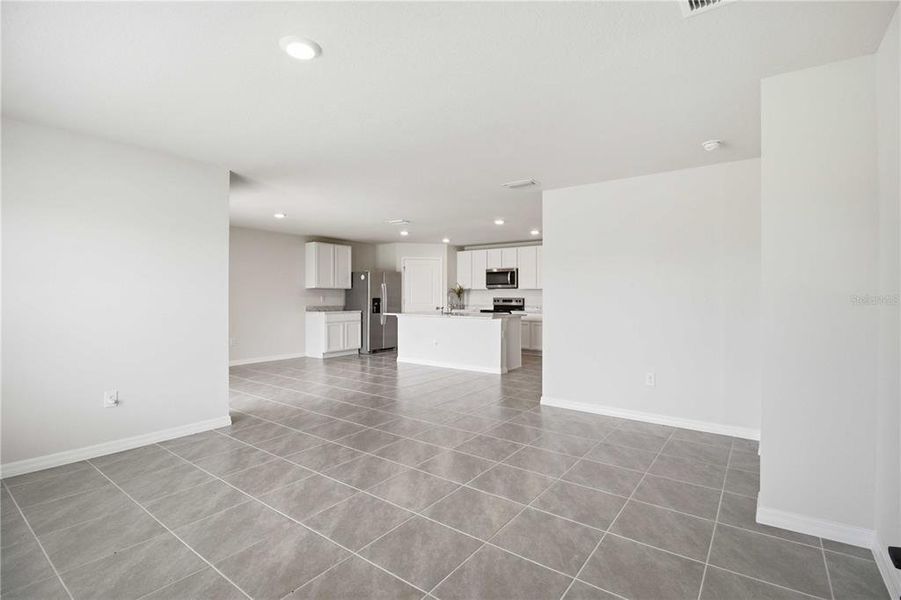 Spacious, unfurnished interior of a new home in Mandarin Grove, Palmetto (Image 39).
