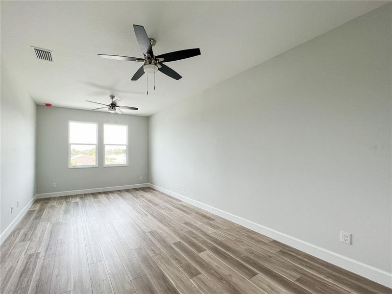 Spacious, unfurnished interior of a new home in , Sarasota (Image 17).