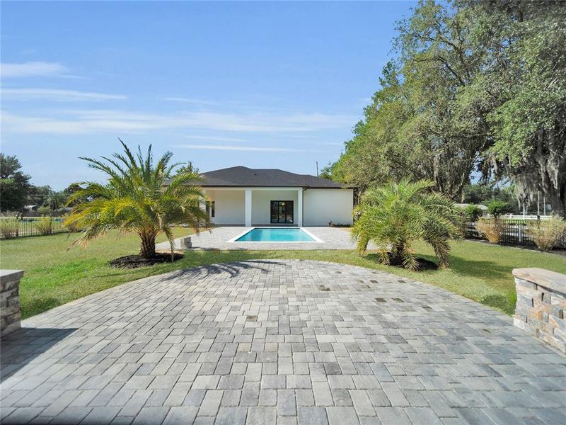 Exterior details and patio area of a home in , Clermont (Image 23).