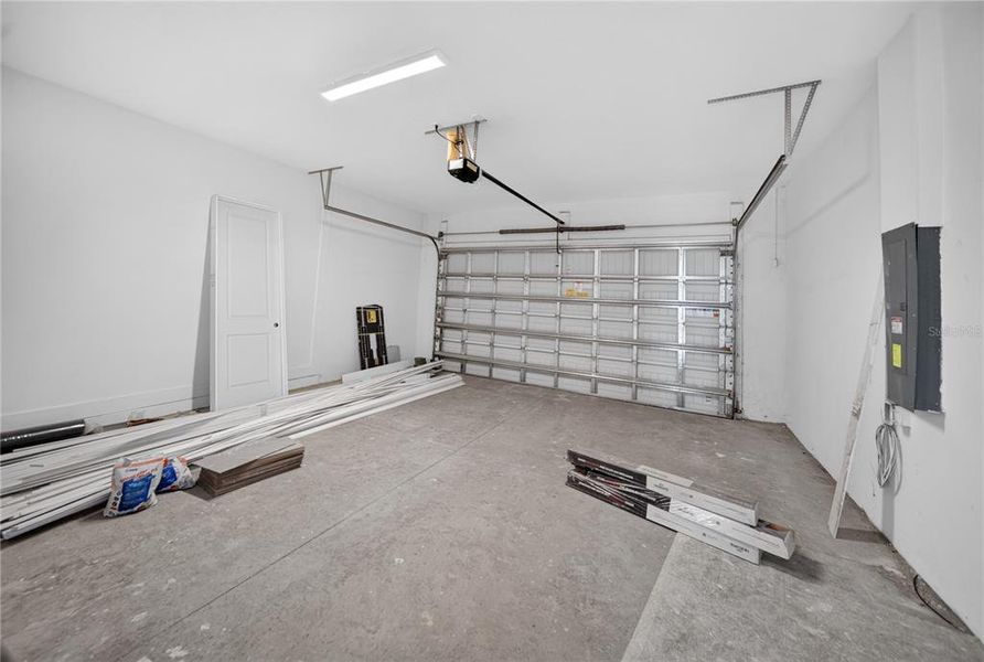 Spacious, unfurnished interior of a new home in Gracewater at Sarasota, Sarasota (Image 27).