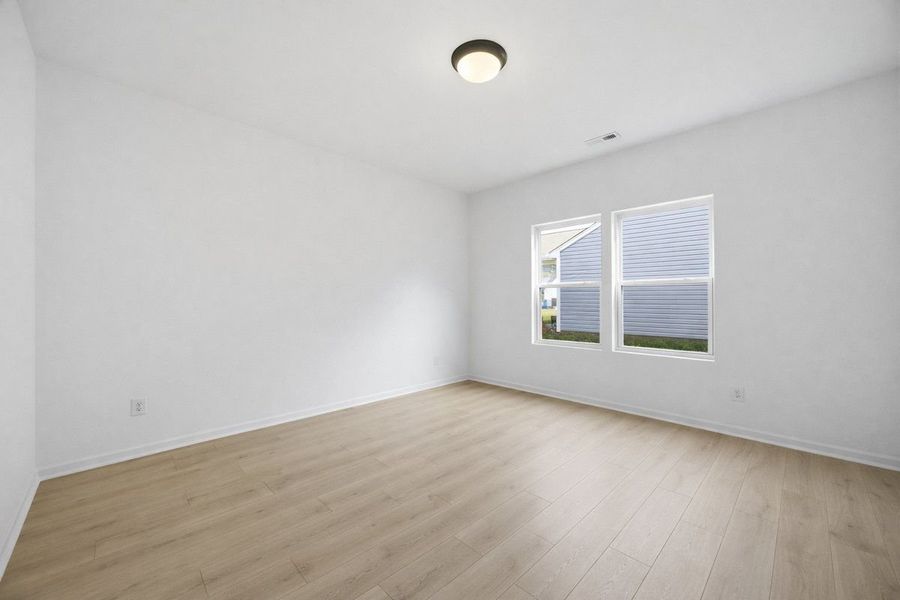 Spacious, unfurnished interior of a new home in Reeves Crossing, St. George (Image 14).