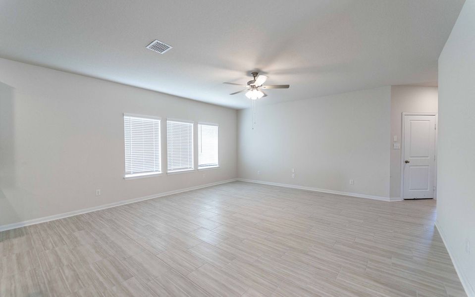 Spacious, unfurnished interior of a new home in Hunter's Ranch, San Antonio (Image 20).