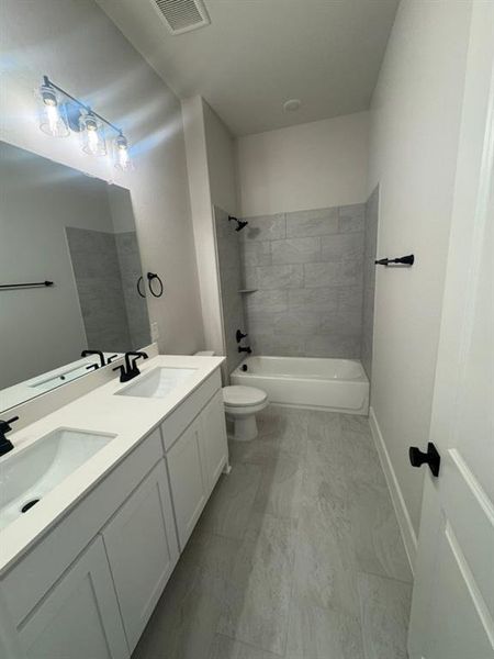 Furnished interior view inside a new home in Creekview Addition, Van Alstyne (Image 7).