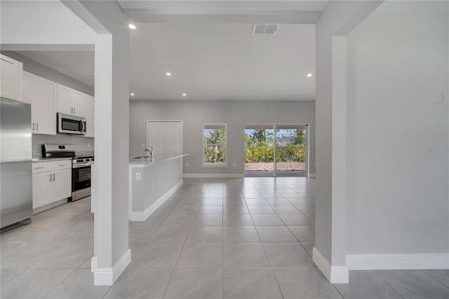 Spacious, unfurnished interior of a new home in , Kissimmee (Image 12).