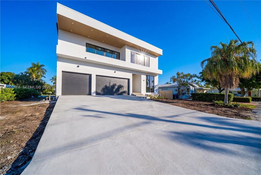 Exterior details and patio area of a home in , Fort Lauderdale (Image 3).