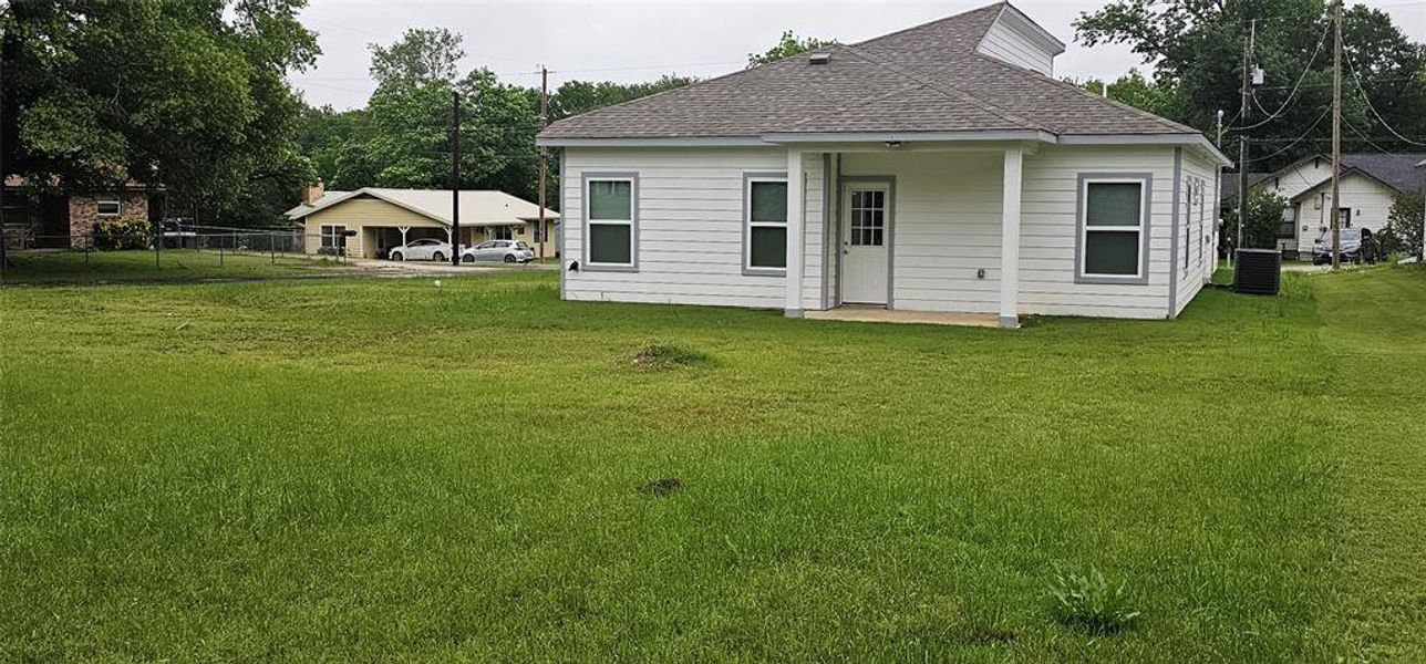 Exterior details and patio area of a home in , Grand Saline (Image 20).
