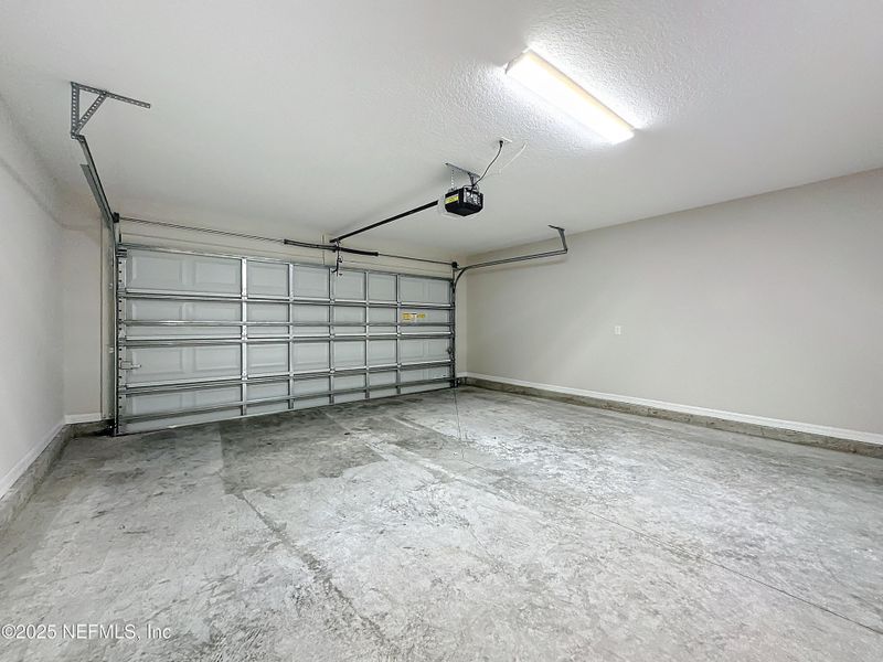 Spacious, unfurnished interior of a new home in , Jacksonville (Image 7).