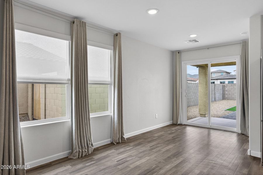 9) DINING AREA 9) DINING AREA