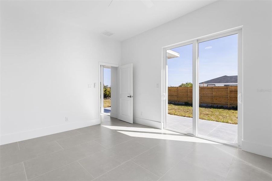 Spacious, unfurnished interior of a new home in , Lehigh Acres (Image 29).