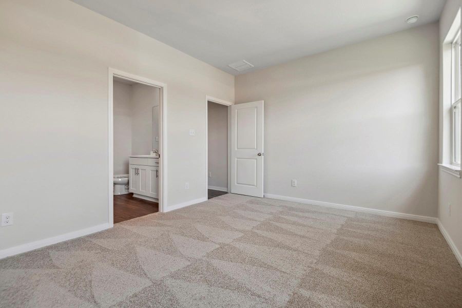 Spacious, unfurnished interior of a new home in Sweetwater Ridge, Conroe (Image 11).