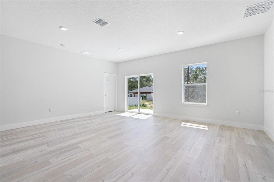 Spacious, unfurnished interior of a new home in , Ocala (Image 14).