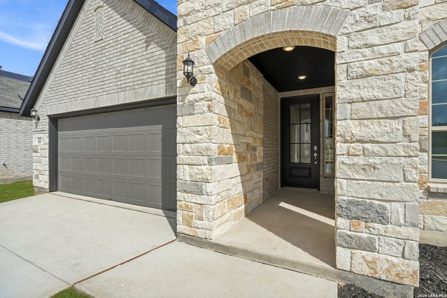 Exterior details and patio area of a home in Davis Ranch, San Antonio (Image 3).