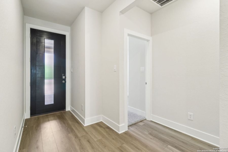 Spacious, unfurnished interior of a new home in Comanche Ridge, San Antonio (Image 35).
