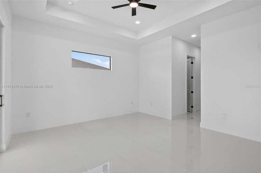 Spacious, unfurnished interior of a new home in , Cape Coral (Image 18).