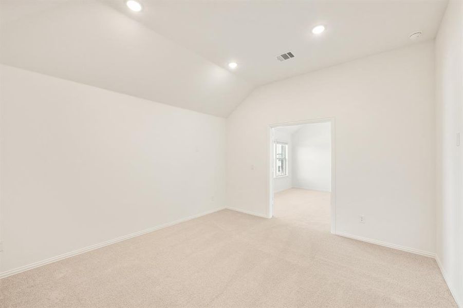 Spacious, unfurnished interior of a new home in Willow Wood, McKinney (Image 31).