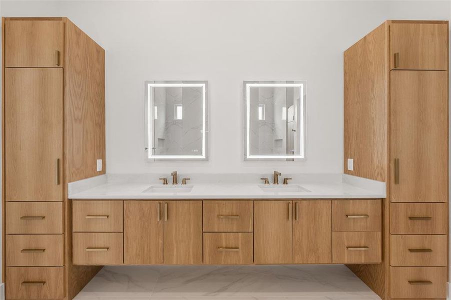 Ensuite Bath with Double Sinks Ensuite Bath with Double Sinks
