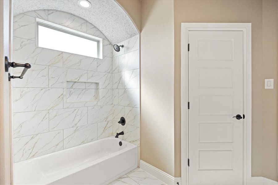 Bathroom with tiled shower / bath combo