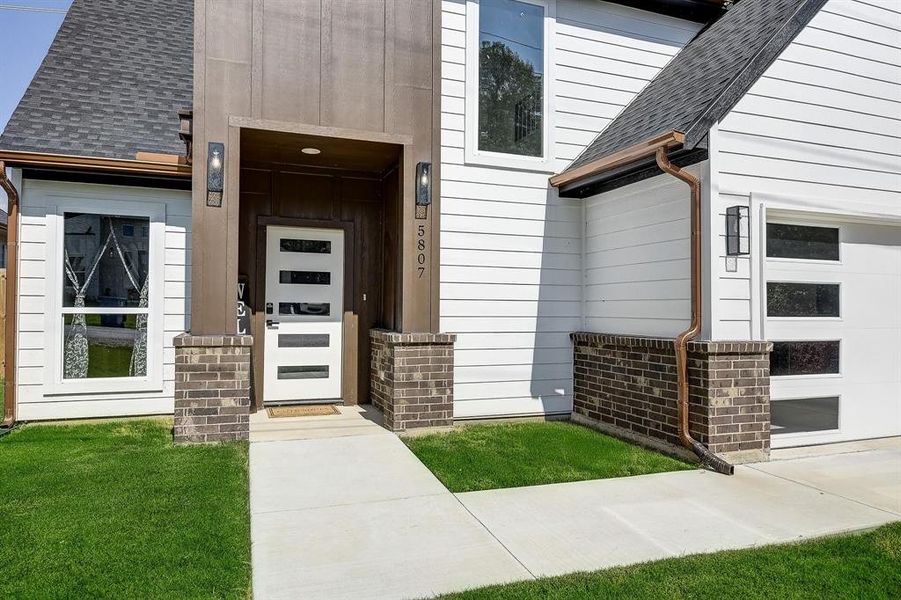 Exterior details and patio area of a home in , Granbury (Image 4).