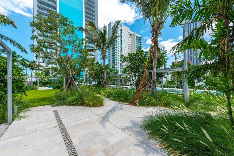Condo located in Miami, FL showcasing its design and architecture (Image 32).