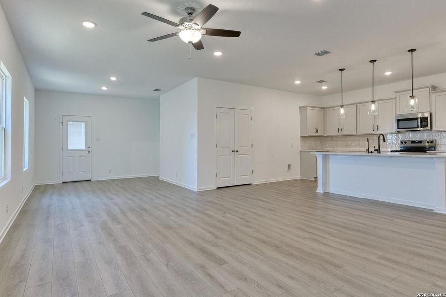 Spacious, unfurnished interior of a new home in Hennersby Hollow, San Antonio (Image 19). Spacious, unfurnished interior of a new home in Hennersby Hollow, San Antonio (Image 19).