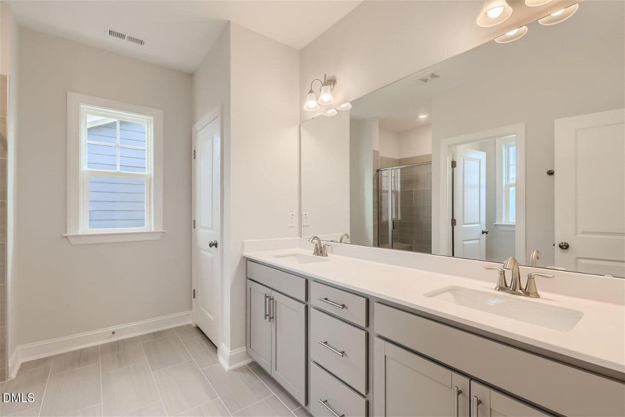 SUN_DevonSquare_Pic_Waterbury_Bath2_2of2