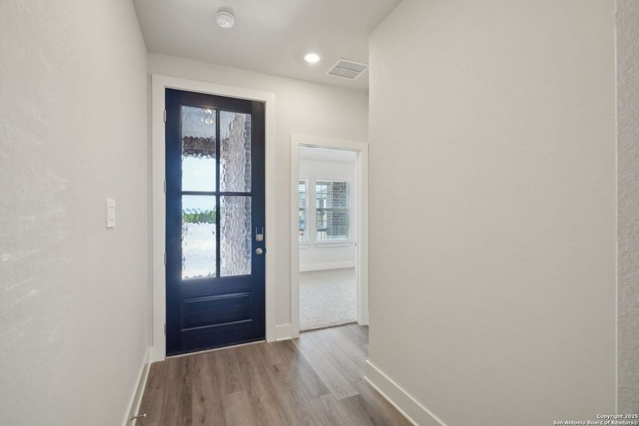 Spacious, unfurnished interior of a new home in Thomas Pond, San Antonio (Image 28).