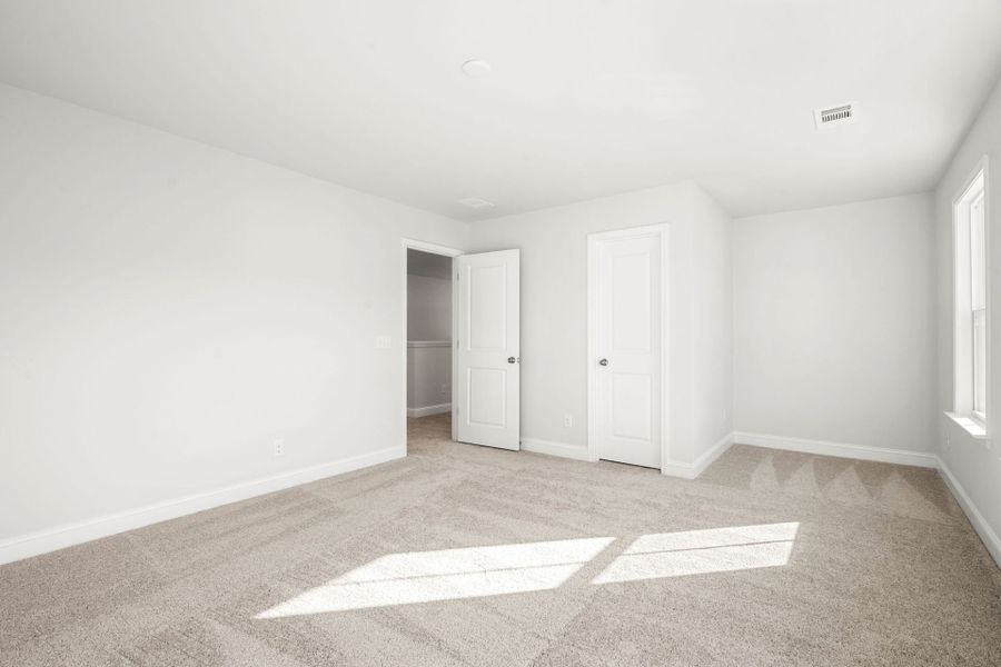 Spacious, unfurnished interior of a new home in Waterways, Richmond Hill (Image 17).