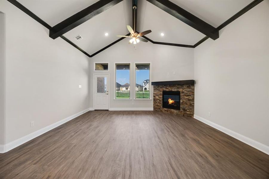 Spacious, unfurnished interior of a new home in Heath Golf and Yacht, Heath (Image 17).