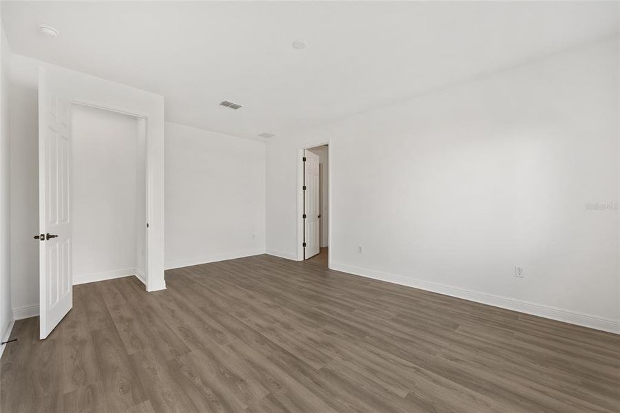 Spacious, unfurnished interior of a new home in , Ocala (Image 33).