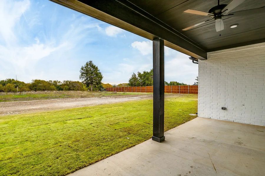 Representative exterior details of a home built from the The Magnolia by Elmwood Custom Homes in Waterfall Ranch Estates, Waxahachie (Image 8).