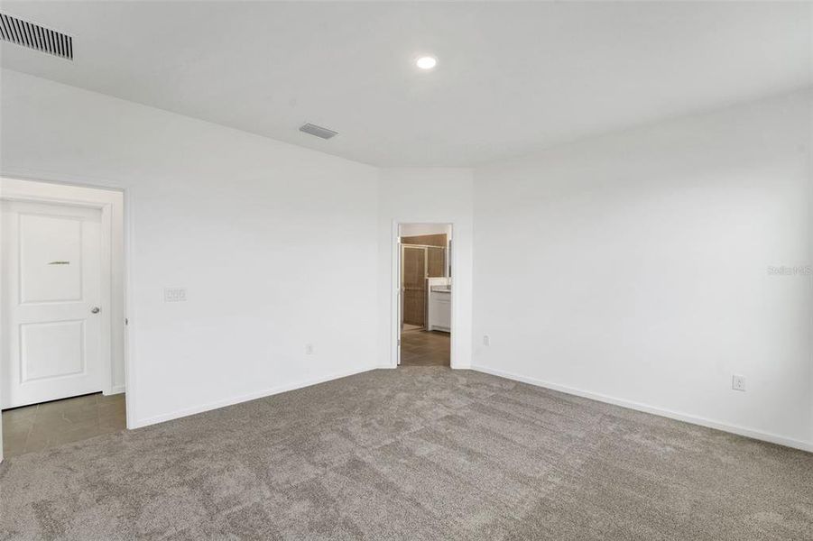 Spacious, unfurnished interior of a new home in Cypress Park Estates, Haines City (Image 15).