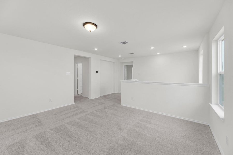 Spacious, unfurnished interior of a new home in Overlook Ranch, Georgetown (Image 29).