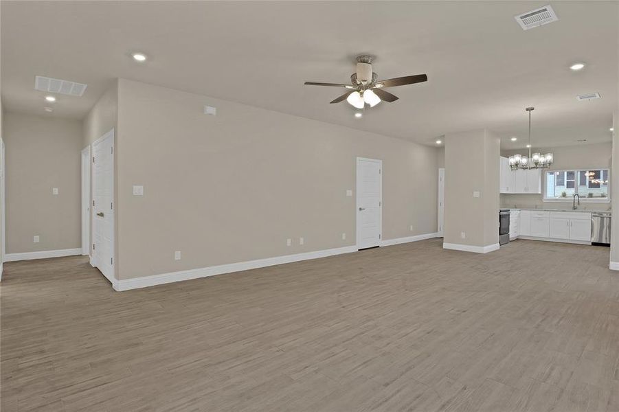 Spacious, unfurnished interior of a new home in , Granbury (Image 12).