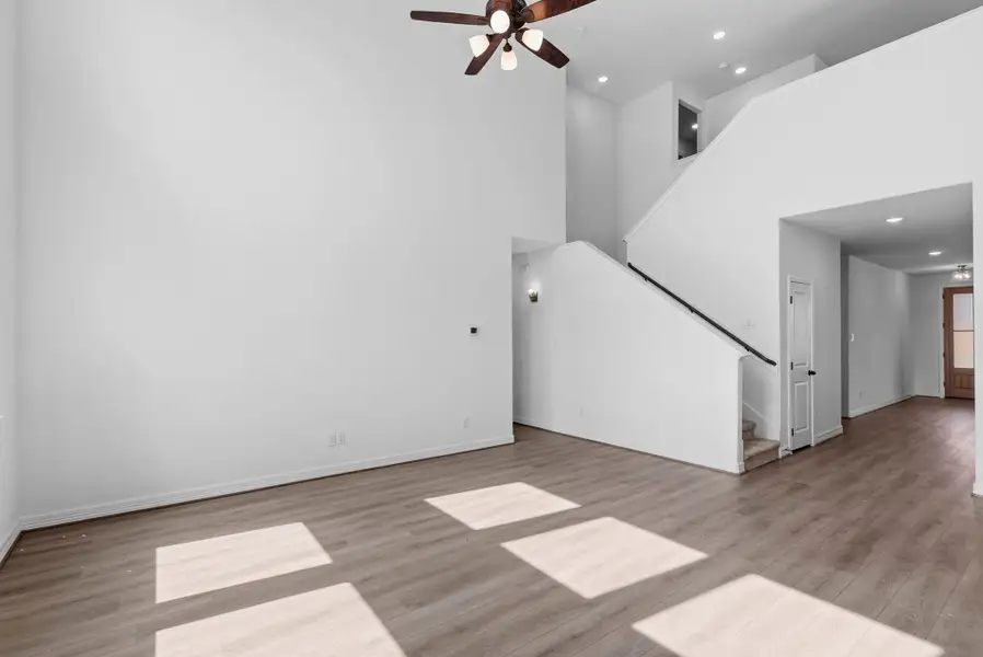 Spacious, unfurnished interior of a new home in Cedar Pointe, Crosby (Image 4).