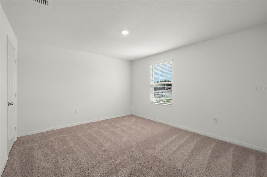 Spacious, unfurnished interior of a new home in Tula Parc, Astatula (Image 9).