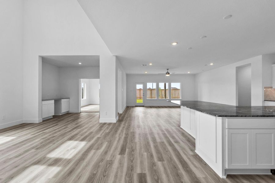 Spacious, unfurnished interior of a new home in Riverside Estates, Mont Belvieu (Image 43).