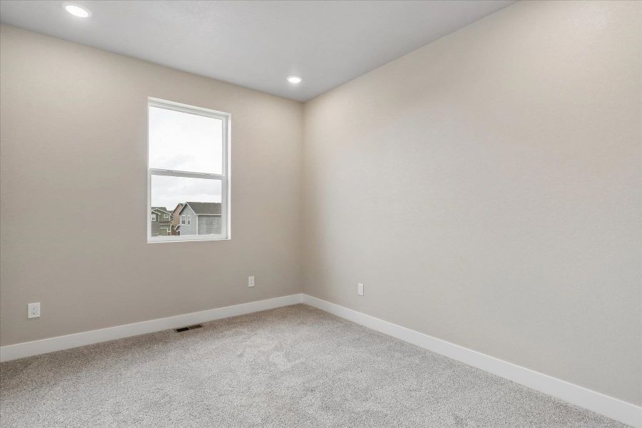 Spacious, unfurnished interior of a new home in Aspen Meadows-4, Colorado Springs (Image 20).