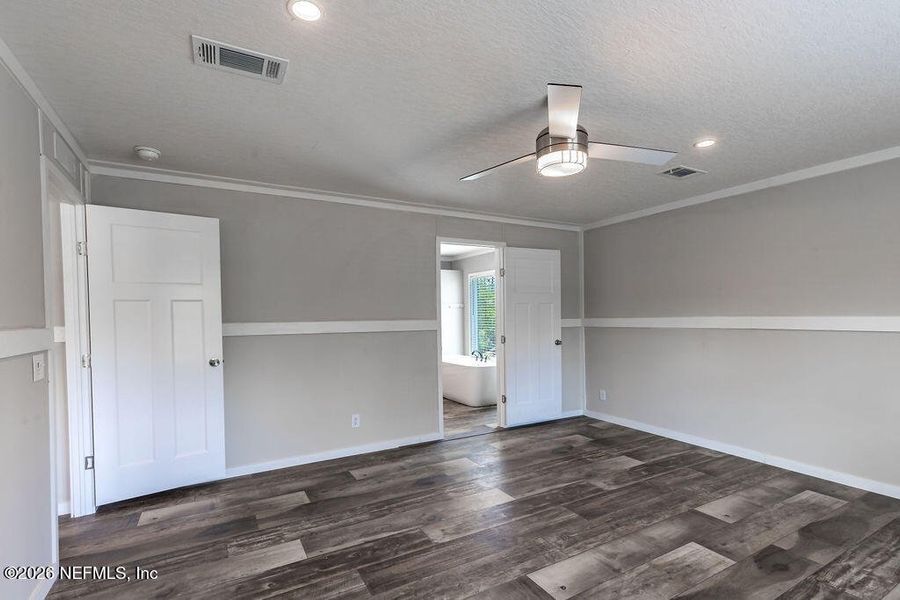 Spacious, unfurnished interior of a new home in , Florahome (Image 19).