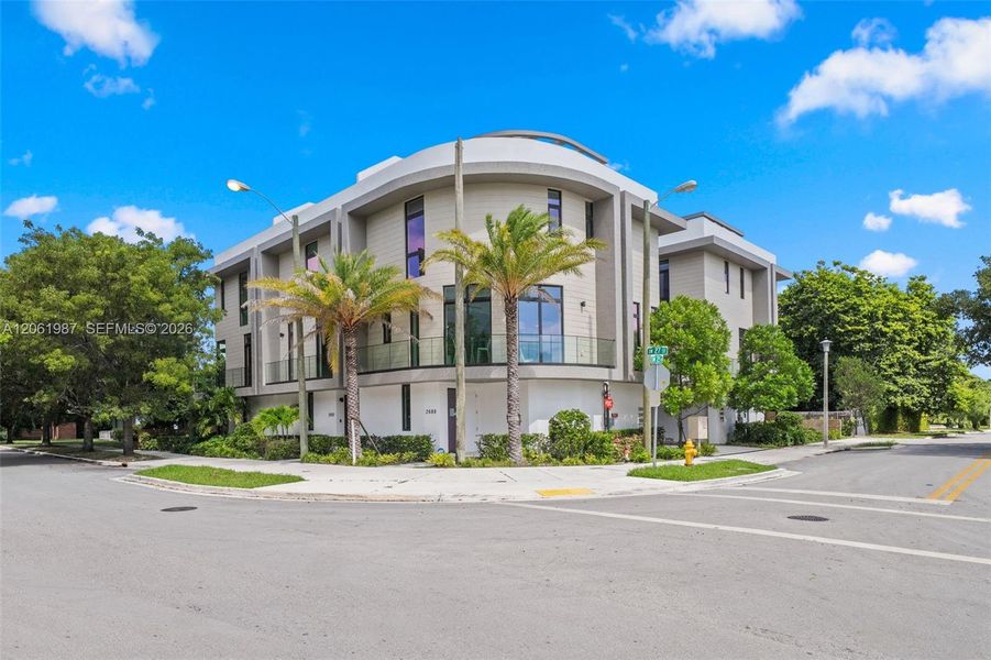 Condo located in Miami, FL showcasing its design and architecture (Image 3). Condo located in Miami, FL showcasing its design and architecture (Image 3).
