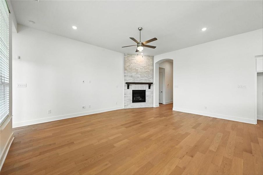 Spacious, unfurnished interior of a new home in Dove Hollow, Waxahachie (Image 19).