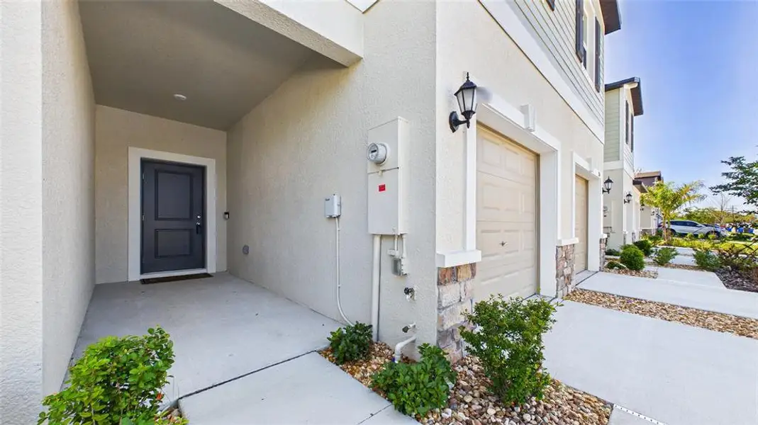 Exterior details and patio area of a home in , Ruskin (Image 4).